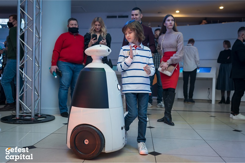 reklamnyie-robotyi-arenda